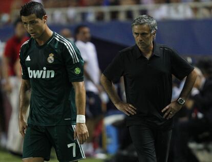 Cristiano y Mourinho, juntos en la banda.