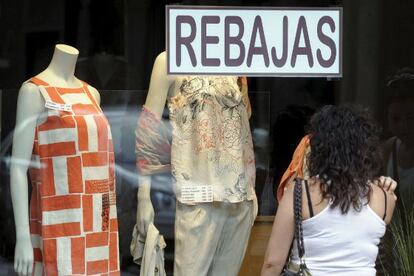 Un escaparate con rebajas en un comercio