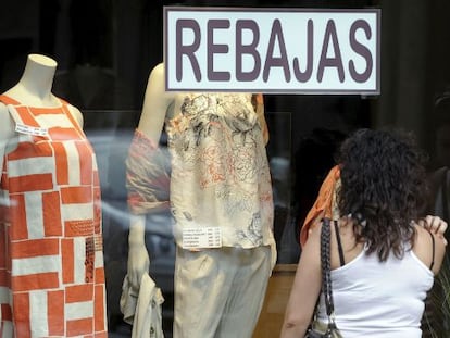 Un escaparate con rebajas en un comercio