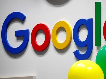 El logo de Google en unas oficinas en París.