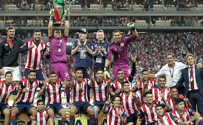 El equipo del Guadalajara celebra la Copa MX