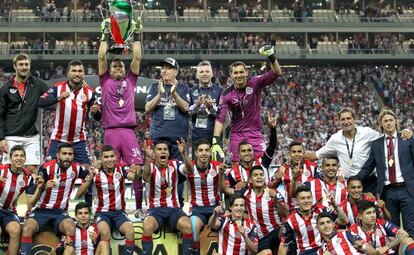 El equipo del Guadalajara celebra la Copa MX