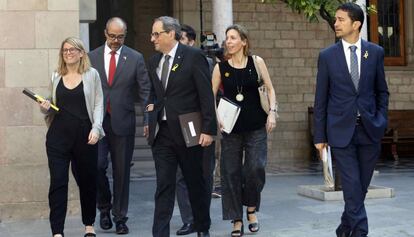 Quim Torra (c), acompanyat d'altres membres del Govern.