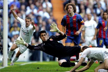 Zidane marca ante Valdés; en el fondo, Owen celebra el gol junto a Puyol.