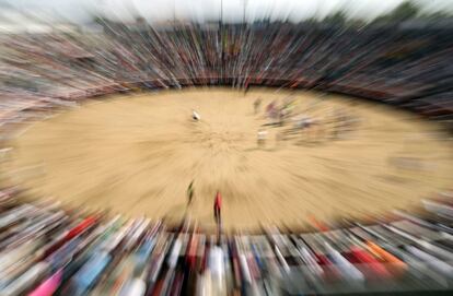 Vista de la plaza de San Sebastian de los Reyes, Madrid (España) en la suelta de vaquillas tras el quinto encierro en el que han participado 1.400 corredores