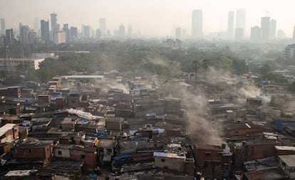 Vista da área de Dharavi, onde vivem mais de um milhão de pessoas em dois quilômetros quadrados.