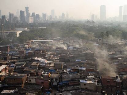 Vista da área de Dharavi, onde vivem mais de um milhão de pessoas em dois quilômetros quadrados.