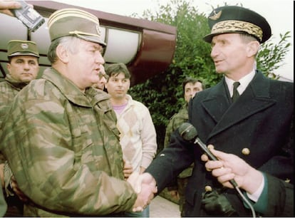 El general del ejército serbobosnio, Ratko Mladic (i), estrecha la mano del jefe del destacamento militar francés en Bosnia, Jean Philippe Douin, después de que fuesen liberados dos pilotos franceses, que habían sido hechos prisioneros por las fuerzas serbias. 12/12/1995