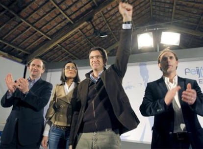 El candidado a presidente de la Xunta de Galicia por el PP, Alberto Nuñez Feijóo, ha presentado sus propuestas en materia de políticas sociales en Vilagarcía (Pontevedra), desde donde ha pedido "a todos los ciudadanos" que voten "para ayudar a cambiar la realidad".