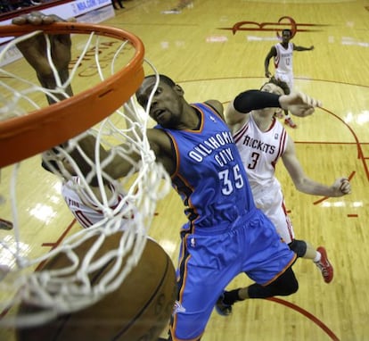 Kevin Durant entra a canasta ante Omer Asik