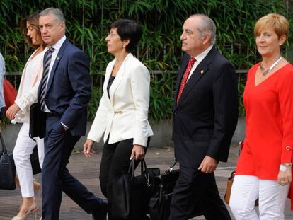 El lehendakari, amb part del seu Govern, minuts abans d'entrar a l'hemicicle.