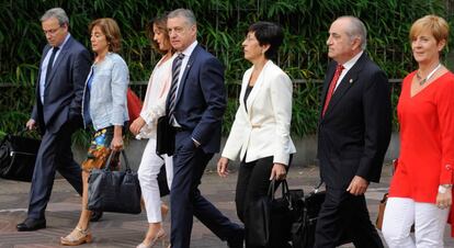 El lehendakari, amb part del seu Govern, minuts abans d'entrar a l'hemicicle.