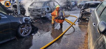 Un bombero en el incendio de Massanassa, este miércoles, en una imagen cedida por el Consorcio de Bomberos.
