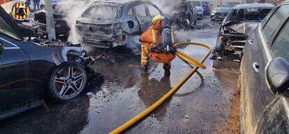 Un bombero en el incendio de Massanassa, este mircoles, en una imagen cedida por el Consorcio de Bomberos.