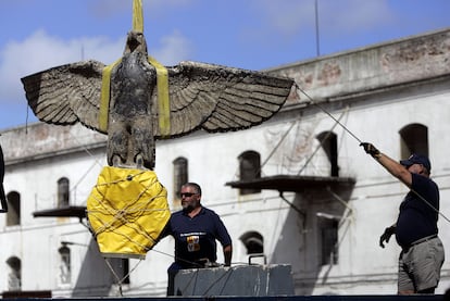 El operativo donde rescatan el águila del acorazado alemán 'Graf Spee' de la Segunda Guerra Mundial en Montevideo (Uruguay).