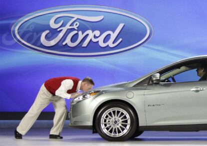 Alan Mulally besa el nuevo Ford Focus eléctrico presentado en el CES.