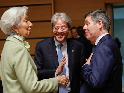 La presidenta del Banco Central Europeo, Christine Lagarde, charla con el comisario de Economía (izquierda), Paolo Gentiloni, y el presidente del Eurogrupo, Paschal Donohoe.