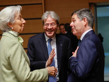 La presidenta del BCE, Christine Lagarde, el comisario de Economía, Paolo Gentiloni (en el centro), y el presidente del Eurogrupo, Pascal Donohoe.