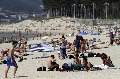 Día de sol y playa en la plaña de Samil, Vigo.