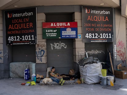 Una mujer sin hogar descansa bajo letreros de inmuebles en renta, el viernes en Buenos Aires. El Gobierno de Alberto Fernández logró un acuerdo con el FMI para refinanciar la deuda de más de 40.000 millones de dólares.