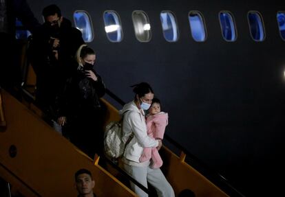 El primer contingente que ha escapado de la zona de conflicto aterrizó durante la madrugada de este viernes en México, tras salir el jueves de Bucarest, la capital de Rumania.