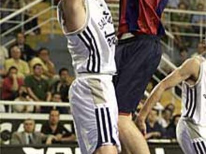 Gasol intenta lanzar ante Struelens en el final de la Liga