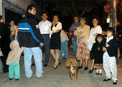 Habitantes de la Ciudad de México permanecen fuera de sus casas después del terremoto que esta noche sacudió esa capital.