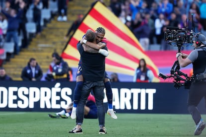 Hansi Flick celebra con Raphinha la victoria ante el Celta.
