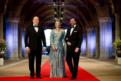 El príncipe Alberto II de Mónaco y los grandes duques Stéphanie de Luxemburgo y Guillermo.