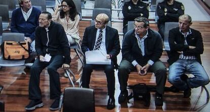 Julián Muñoz sentado junto a José María del Nido, este lunes en Málaga.