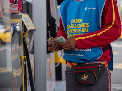 Un trabajador cuenta dinero en una gasolinera Terpel en Cali, Colombia,  en junio de 2023.