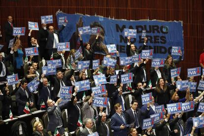 Los legisladores de oposición durante el discurso de López Obrador.