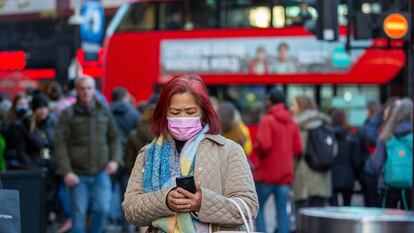 Una mujer con mascarilla pasea por Londres, el pasado día 4.