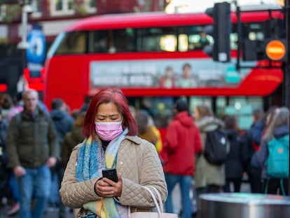 Una mujer con mascarilla pasea por Londres, el pasado día 4.