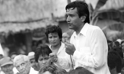 Andrés Manuel López Obrador, en una manifestación en Tabasco, en 1988.