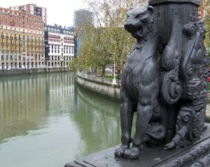 Detalle del puente de La Merced y de los seres alados que adronan sus farolas.