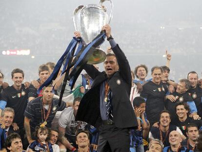 José Mourinho, entrenador del Inter, levanta la Copa de Europa rodeado por sus jugadores.