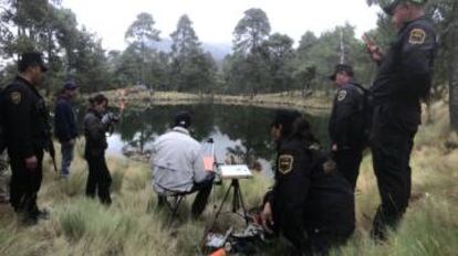 Policías estatales y sus fusiles observando al pintor Jorge Ibregón junto a la laguna de Nahualac.