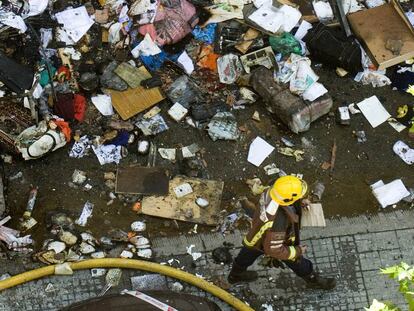 Bolsas llenas de basura tras un incendio en una vivienda en Rub&iacute; donde viv&iacute;a una mujer con s&iacute;ndrome de Di&oacute;genes.