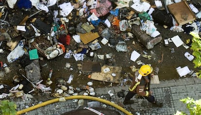 Bolsas llenas de basura tras un incendio en una vivienda en Rub&iacute; donde viv&iacute;a una mujer con s&iacute;ndrome de Di&oacute;genes.