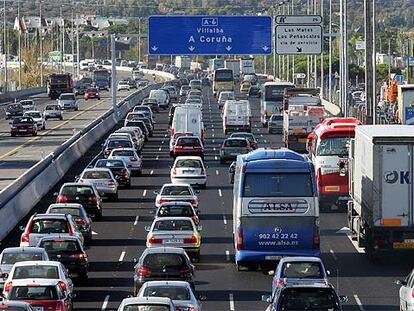 Los vehículos tomaron ayer la autovía A-6, que estrenó el cuarto carril desde el kiómetro 22 al 32.