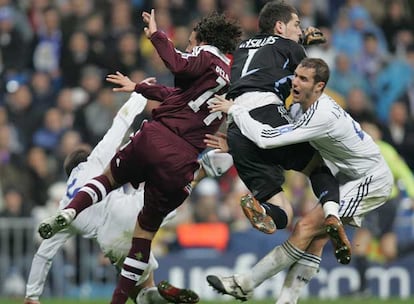 Casillas sale a despejar el balón entre Pizarro y su compañero Helguera, con el que choca.