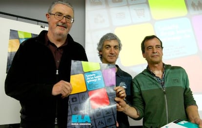 Muñoz con el responsable del área social del sindicato, Mikel Noval, y al de comunicación, Patxi Agirrezabala