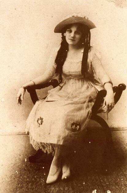 Dulce María Loynaz, en 1917, al cumplir 15 años.