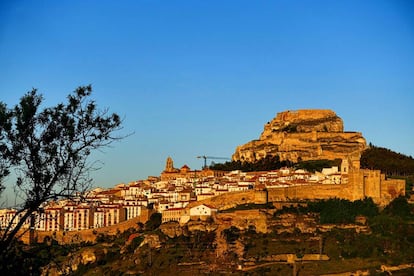 Fascinante vista de Morella: rocas, castillo, murallas medievales y ciudad.