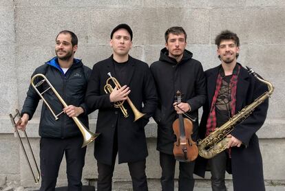 Marcos Pérez, Anxo Martínez, Pablo Vera e Ignacio Sánchez, este miércoles frente a la junta de Distrito Centro.