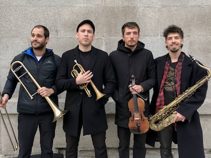 Marcos Pérez, Anxo Martínez, Pablo Vera e Ignacio Sánchez, este miércoles frente a la junta de Distrito Centro. 