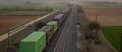 Contenedores en un tren de mercancías.