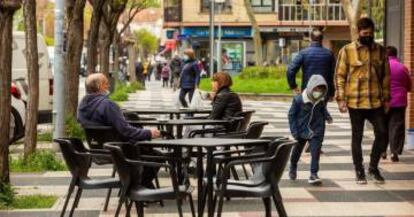 Varios clientes toman café en una terraza de un bar de Vitoria, País Vasco.