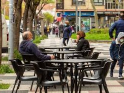 Varios clientes toman café en una terraza de un bar de Vitoria, País Vasco.